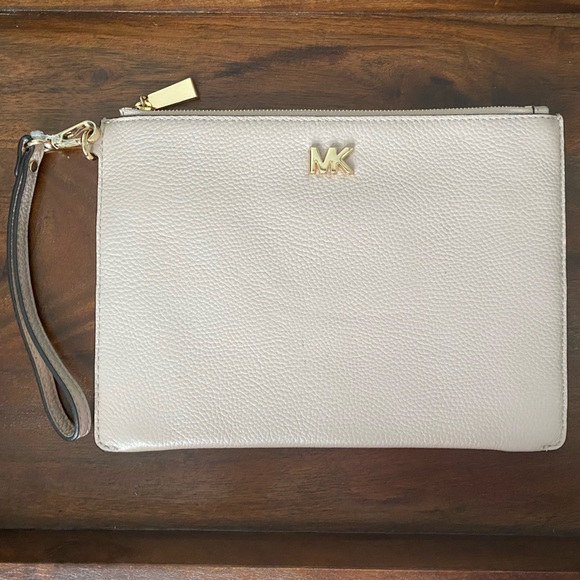 Closet Closing Sunday!! Taking Offers! MICHAEL KORS & CALVIN KLEIN Purses - Picture 9 of 13